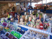 Сувениры на рынке в стиле кич