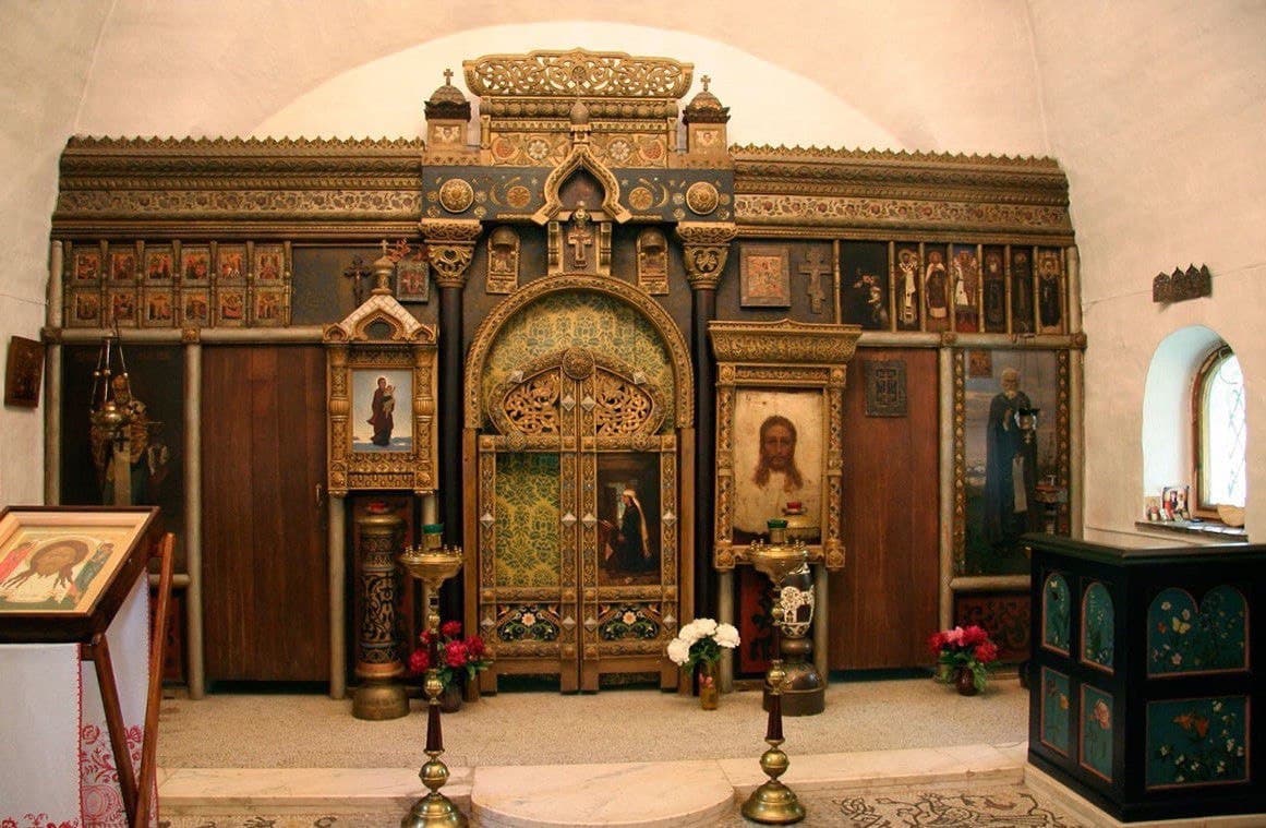 Иконостас церкви Спаса Нерукотворного в Абрамцево